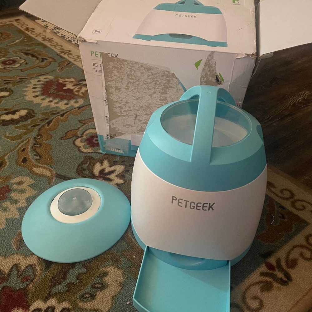 Automatic food/treat dispensers